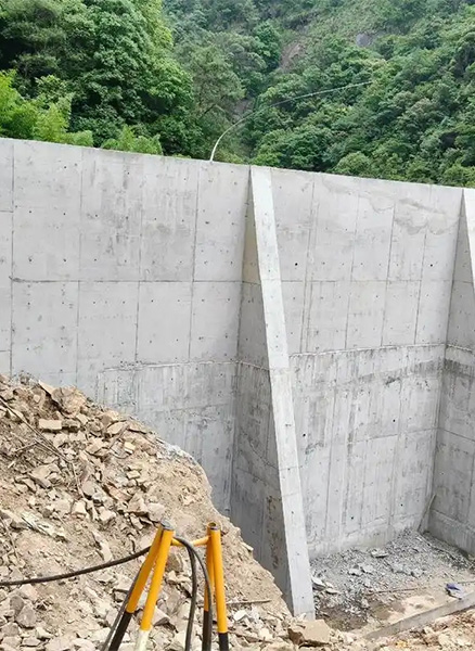 泰安新泰重力式挡土墙